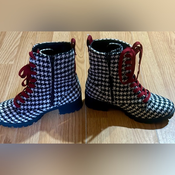 Stylish True Craft women 8 Houndstooth Ankle Boots with Red Laces - Picture 11 of 12